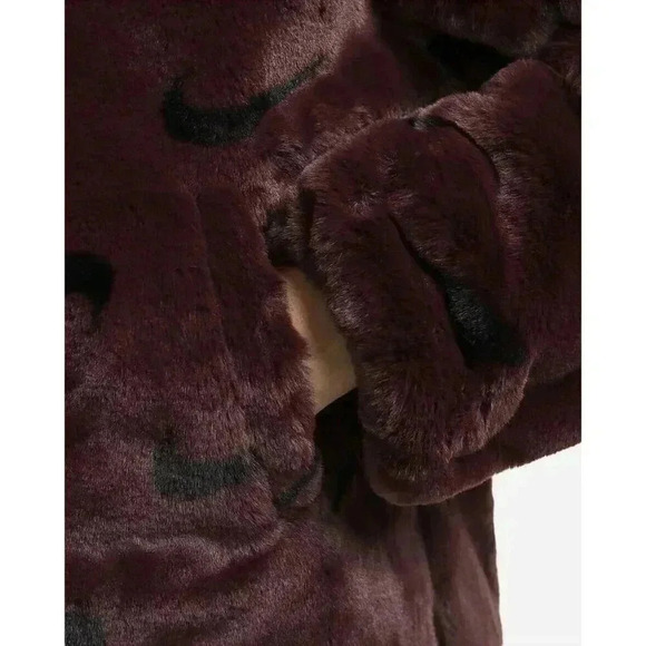 Nike Sportswear PlushWomen's Printed Faux Fur Jacket Size XS - Picture 6 of 10